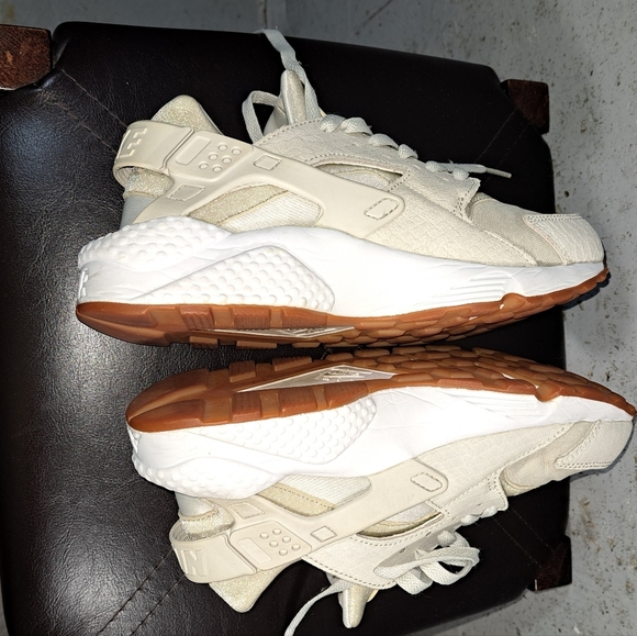 #094 Size U.S. 7.5 Nike Air Huarache in Cream and Beige - Picture 5 of 14